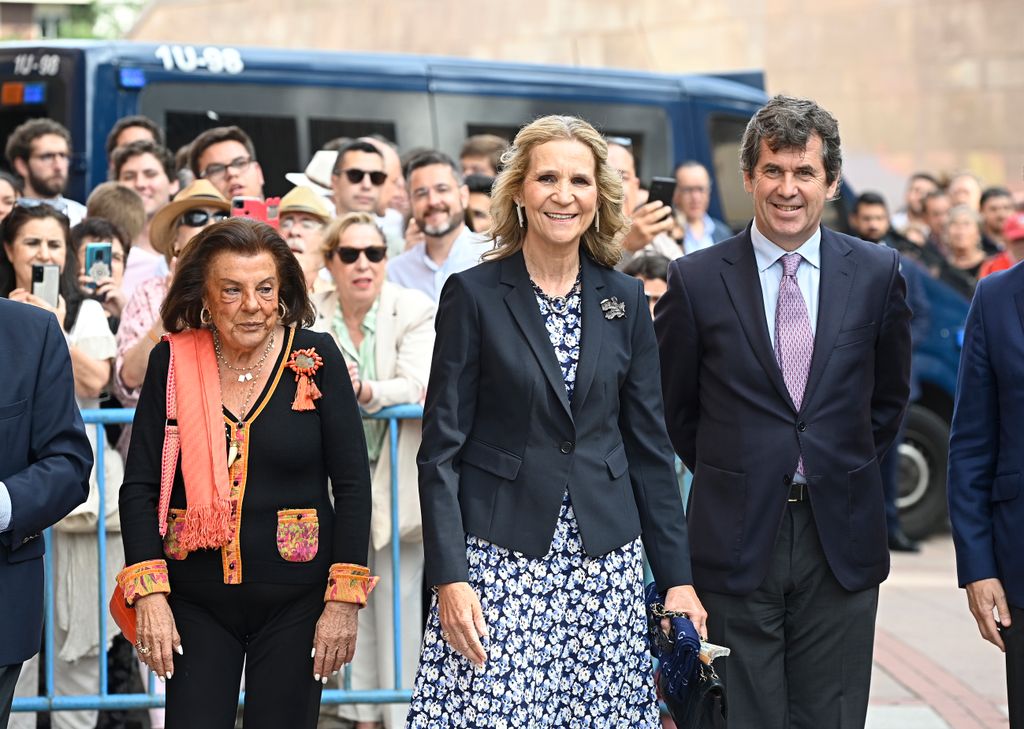 La infanta Elena de Borbón junto a la Marquesa de la Vega de Anzo a su llegada a la plaza de toros de Las Ventas, Madrid