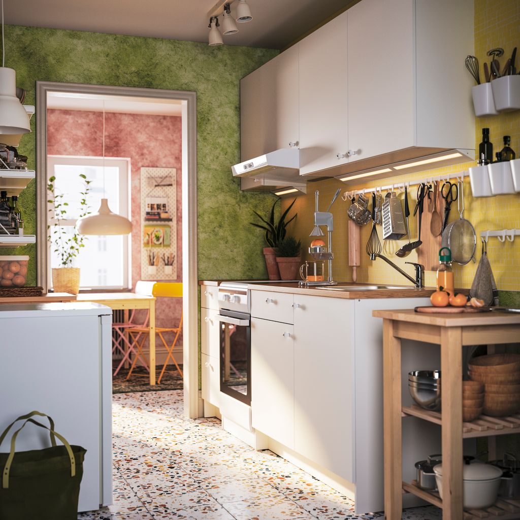 Cocina blanca con suelo de terrazo
