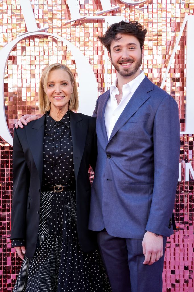 Lisa Kudrow con su hijo, Julian Stern, en el estreno de "The Comeback" en Los Angeles, el 19 de marzo de 2026