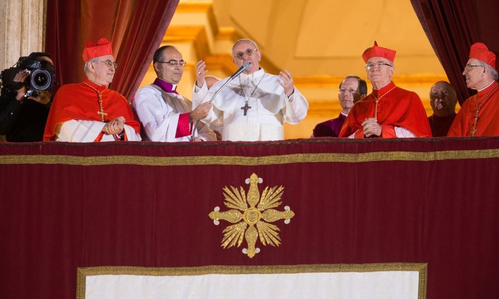 El papa Francisco sale al balcón de la Basílica de San Pedro del Vaticano tras ser nombrado sucesor de Benedicto XVI