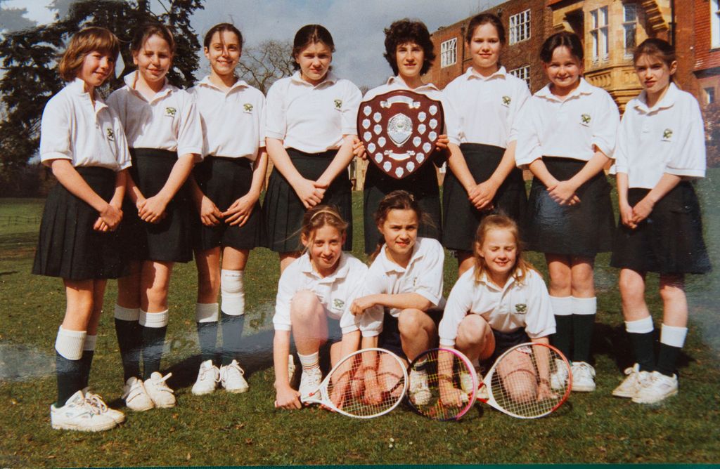 En esta foto recopilada del St Andrew's School, Kate Middleton (fila de atrás, tercera por la izquierda) aparece en una foto del equipo de tenis durante su época como alumna en St Andrew's School en Pangbourne (Berkshire) entre 1986 y 1995.