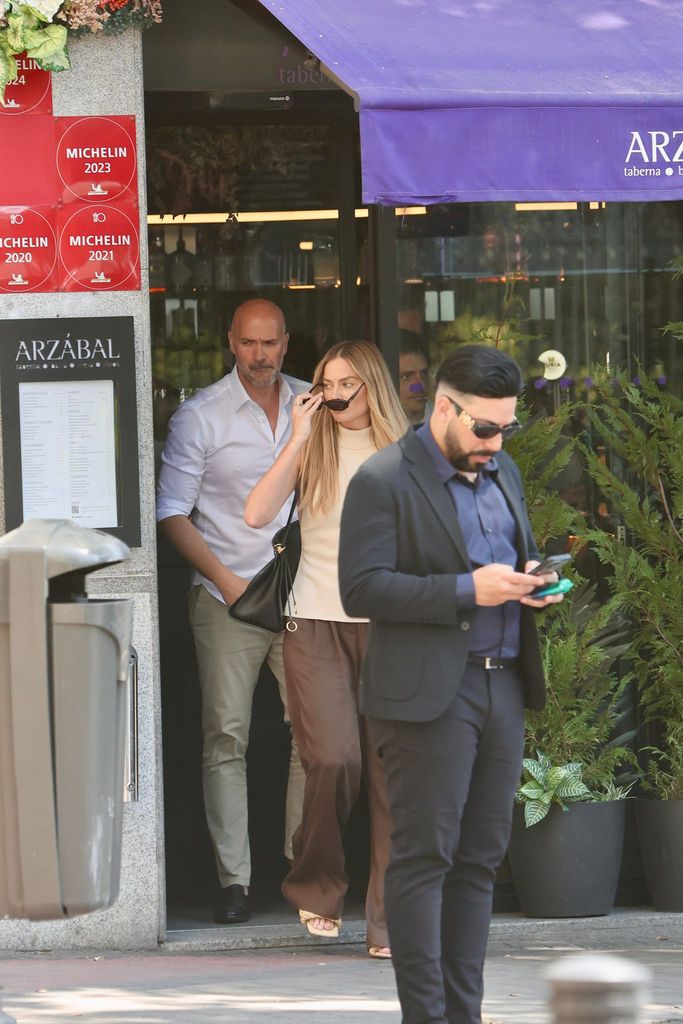 Margot Robbie saliendo del restaurante Arzábal