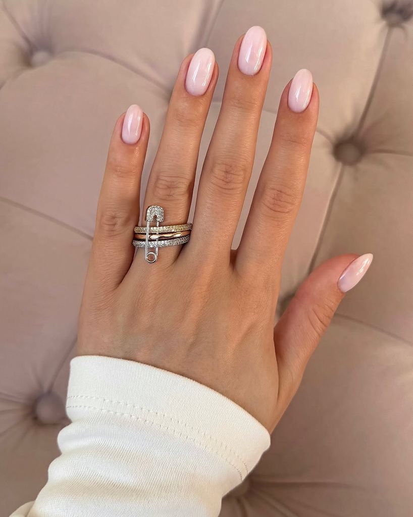 Manicura milky para novias de otoño