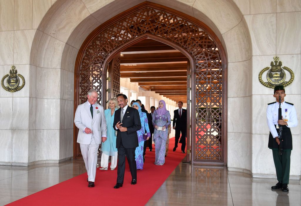 El sultán de Brunei con el rey Carlos
