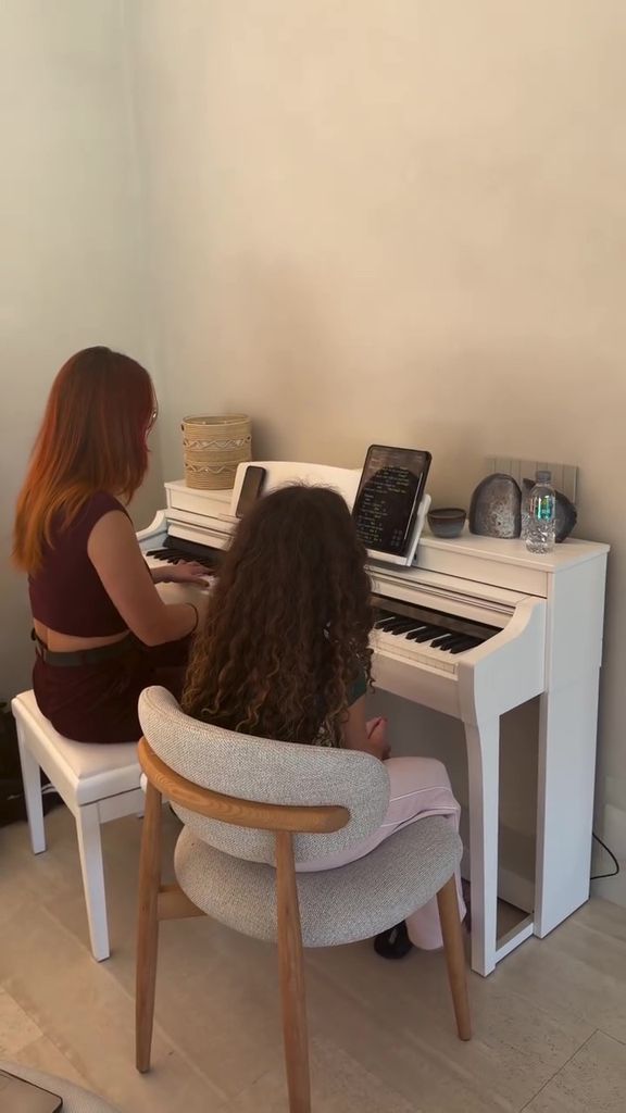 Alana, hija de Georgina y Cristiano, en sus clases de canto.