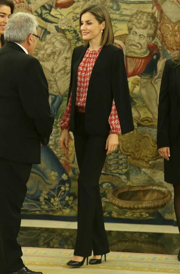 La Reina ha vuelto a elegir una capa como prenda “estrella” de su “look” en su primer acto oficial en solitario de 2016
