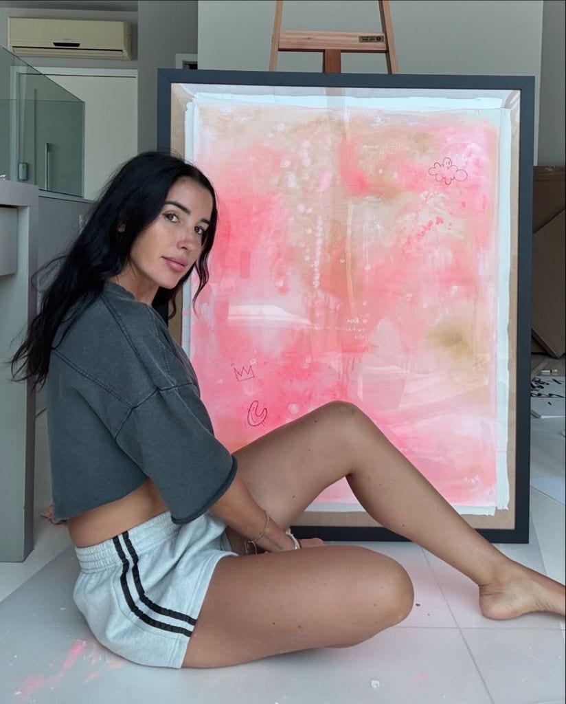 Ana Galocha con una de sus obras