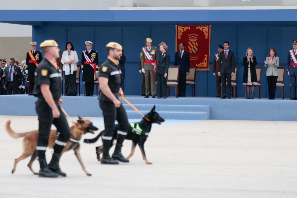 La reina Sofía en un acto de la Unidad Militar de Emergencias el 7 de octubre de 2024 con el broche cometa