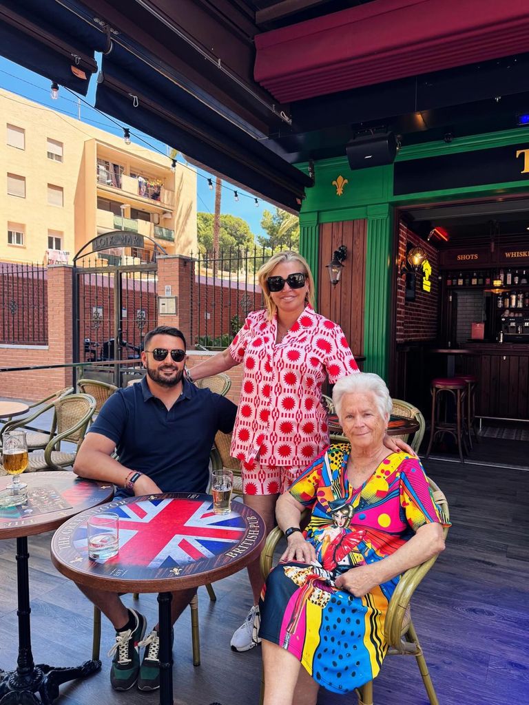 Belén Esteban junto a su madre y su marido