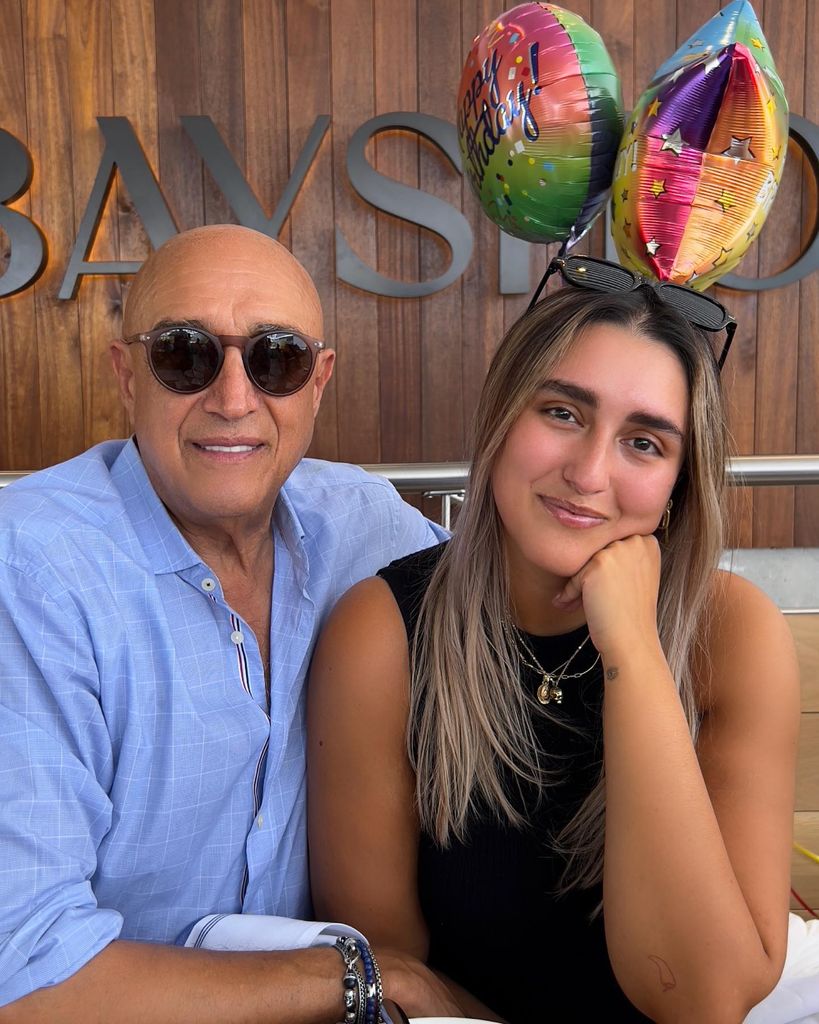 Pedro Torres con su hija Emilia, a quien tuvo con Alexica.