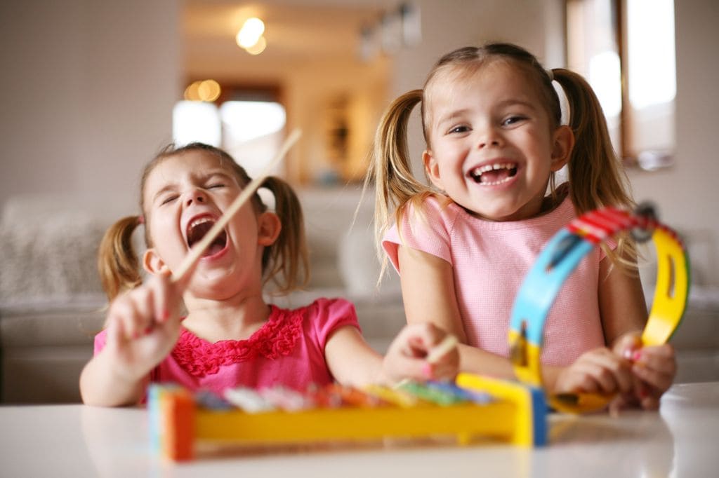 Niñas jugando con instrumentos musicales