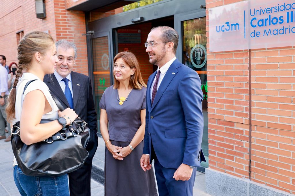 La Princesa de Asturias es recibida por el rector de la UC3M, Ángel Arias; la vicerrectora de Estudiantes, Pilar Otero, y el decano de la Facultad de Ciencias Sociales y Jurídicas, Antonio Descalzo.