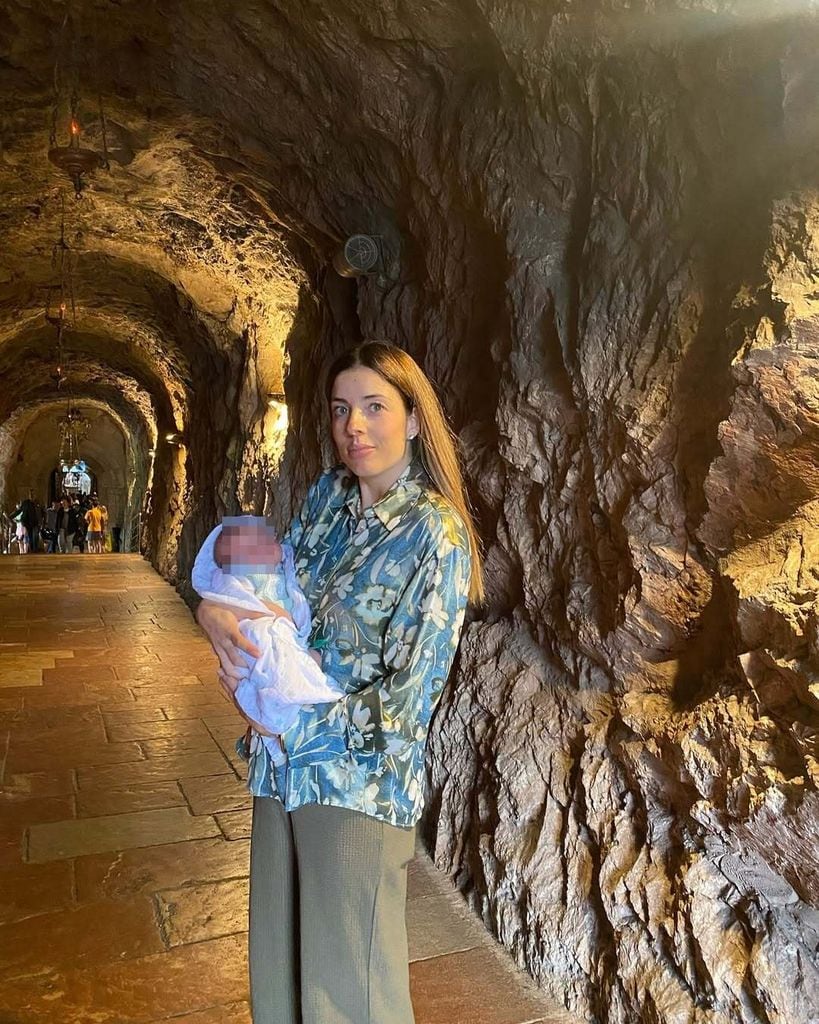 Lidia Bedman, en Covadonga junto a su pequeño Hernán