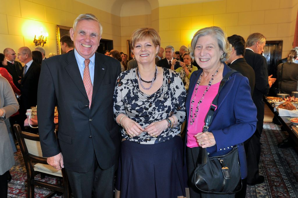 Tatiana Radziwill (a la derecha de la imagen), con su marido John Fruchaud y junto a la princesa Elena de Romania en un acto en Bucarest (Rumanía) en octubre de 2011