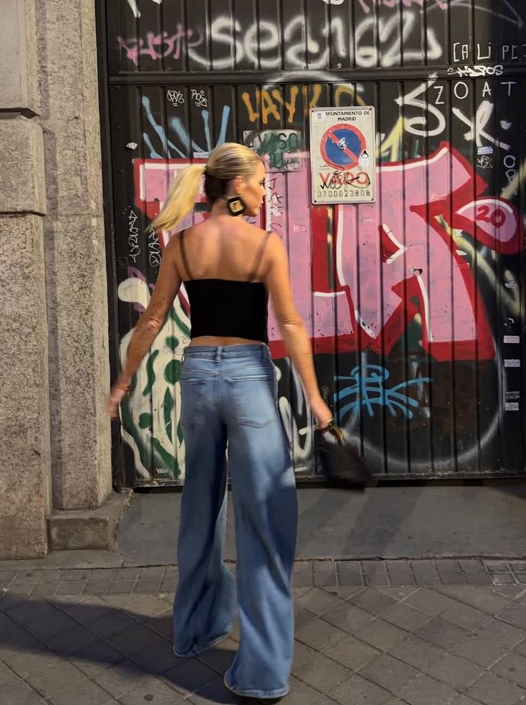 Amelia Bono estrena unos vaqueros anchos en su vuelta a Madrid