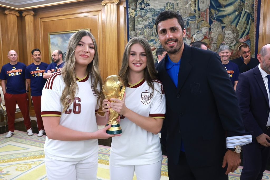 Leonor y Sofía con el trofeo