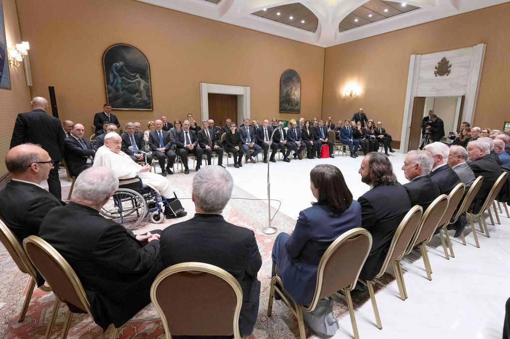 El Papa se reunió con 70 personas, entre ellos médicos del Hospital Gemelli, en donde estuvo bajo atención durante 38 días 
