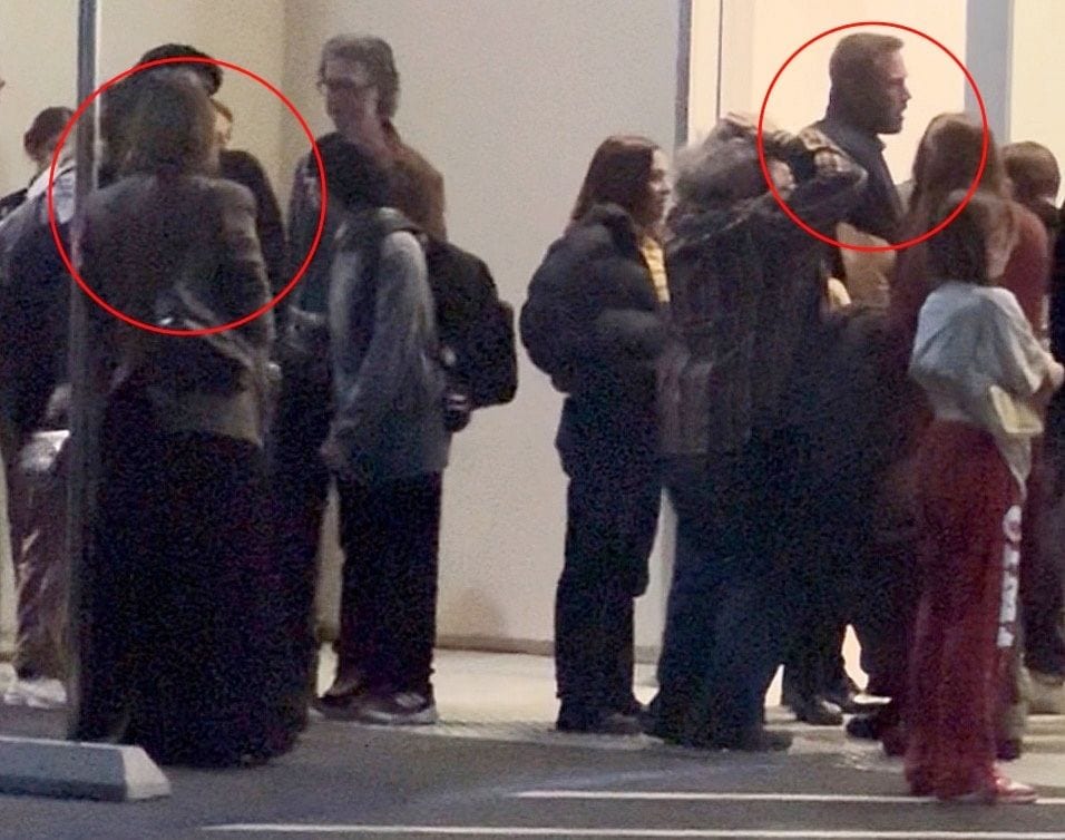 JLo y Affleck fueron captados en sitios opuestos en un pasillo lleno de gente charlando con otras personas.