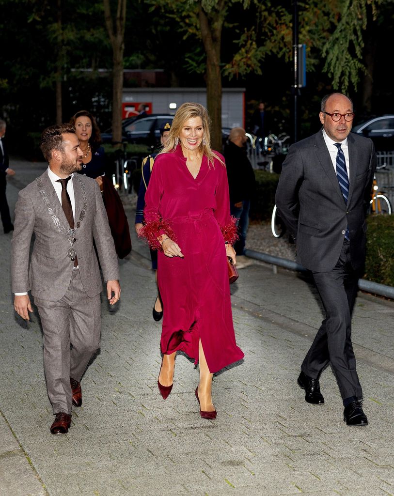 Máxima de Holanda con vestido burdeos