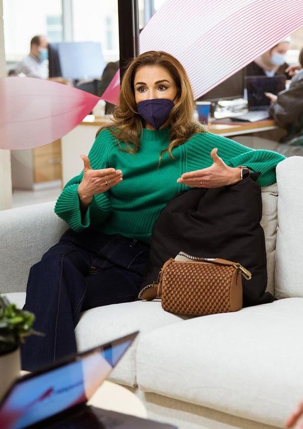 Rania de Jordania con un bolso español