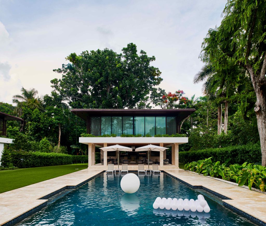 Casa junto a la piscina