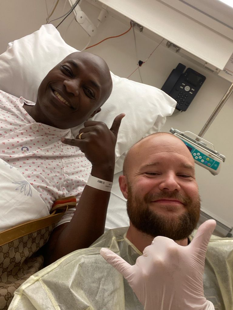 Durek Verrett y su amigo, el actor Lars Berteig Andersen, en el hospital.