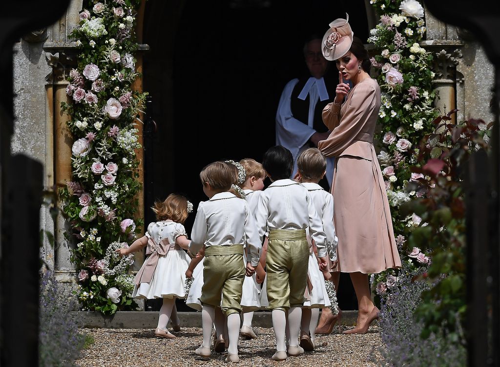 Kate Middleton, entonces duquesa de Cambridge, liderando el corte nupcial