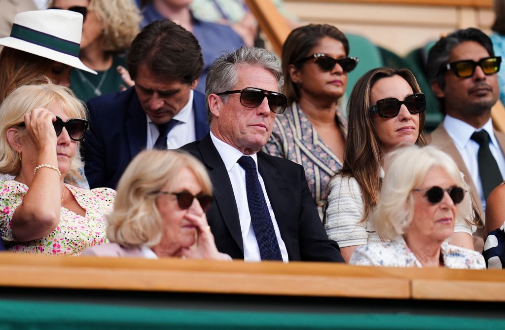 Hugh Grant  y Anna Elisabet Eberstein