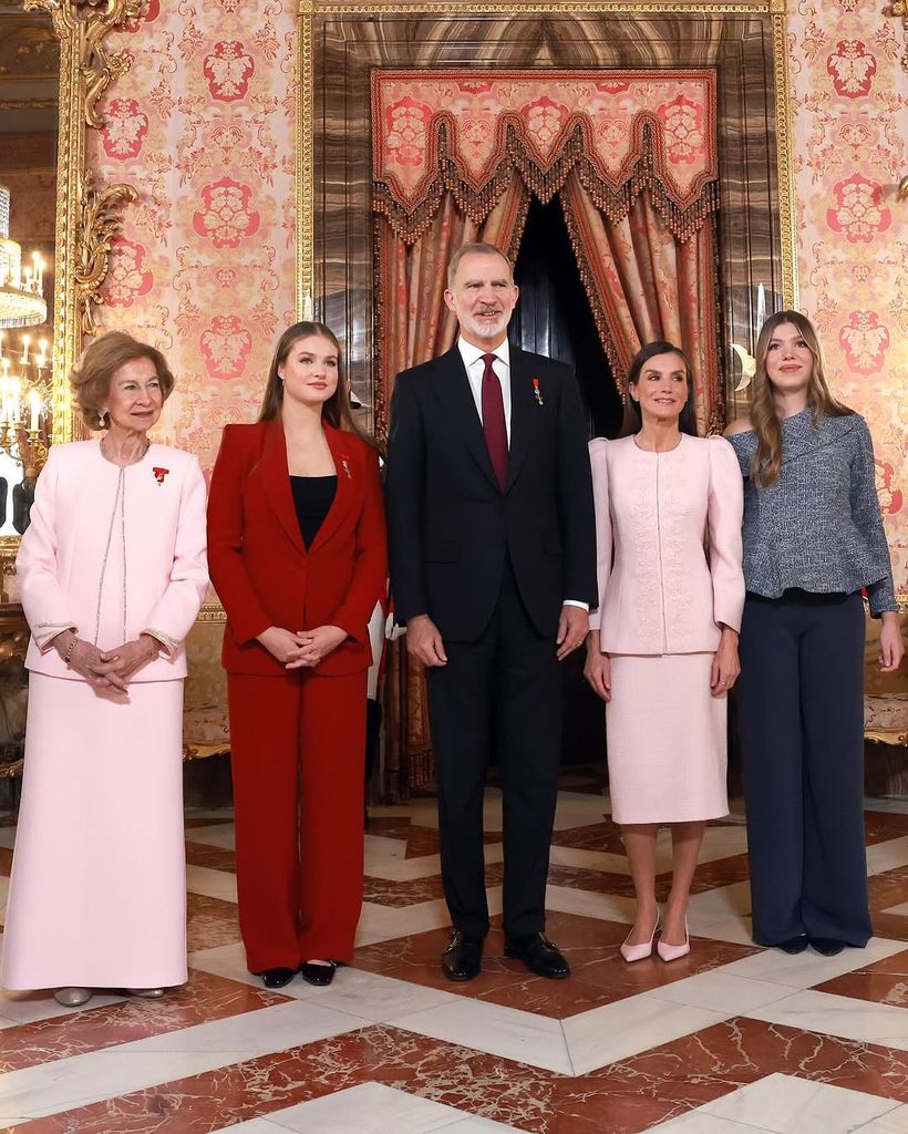 La reina Sofía, con los Reyes y sus hijas en el día de la imposición del Toisón de Oro 