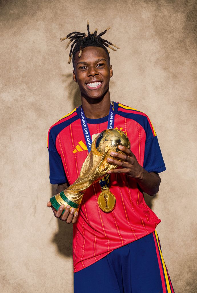 Nico Williams, posando con la copa del Mundo