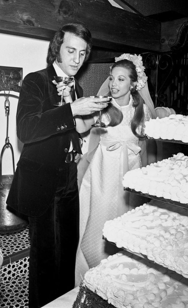 Karina y Tony Luz con su tarta de boda