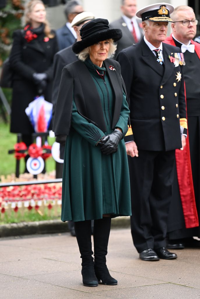 Plano entero de la reina Camilla con vestido verde oscuro