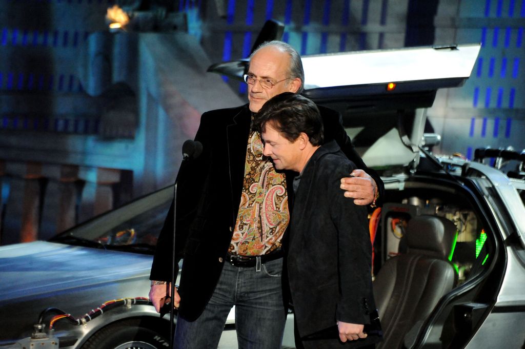 Christopher Lloyd y Michael J. Fox, los inolvidables protagonistas de Regreso al futuro, durante la gala de los premios Scream 2010, celebrada el 16 de octubre de 2010 en el Greek Theatre de Los Ángeles