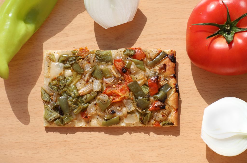 Si te sobran verduras de la ensalada, las puedes aprovechar para preparar una deliciosa coca de trampó.