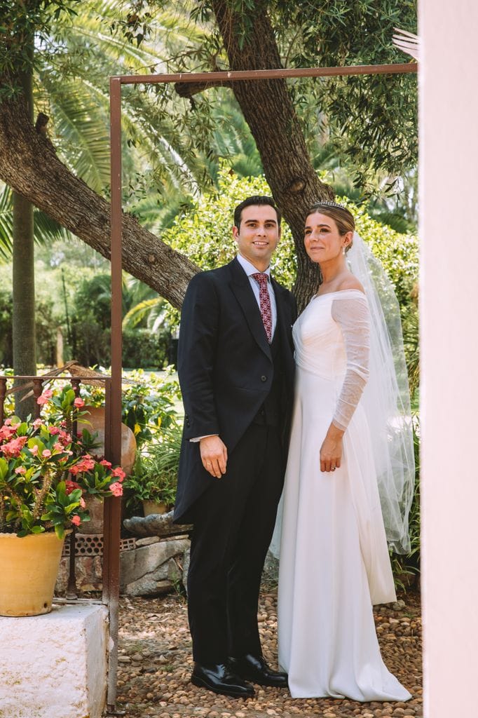 Novia con tiara y look minimalista