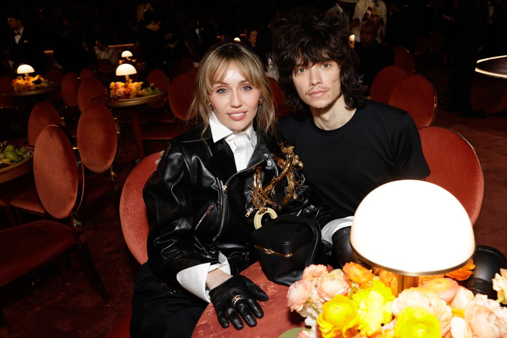Miley Cyrus y Maxx Morando en los Premios Grammy 2026 en el Crypto.com Arena, en Los Angeles