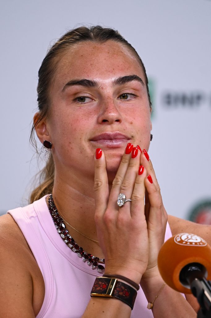 Aryna Sabalenka llevaba las uñas de color rojo vivo en Roland Garros 2026.