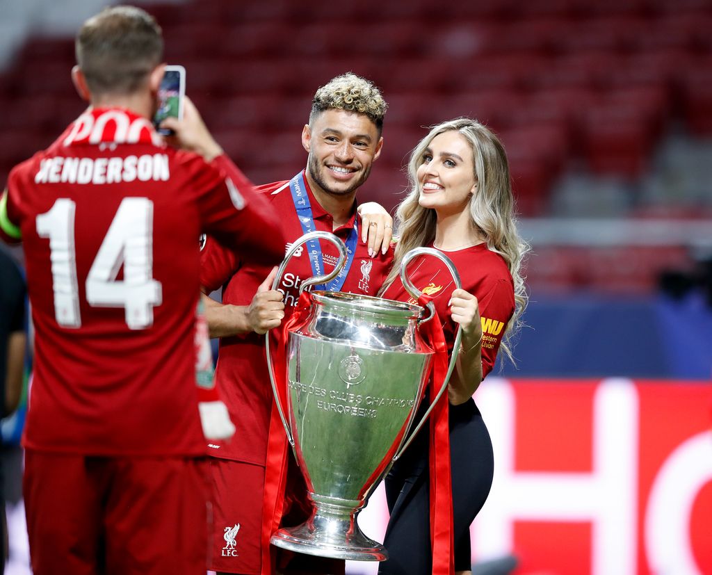 La pareja, en la final de la Champions League de 2019, celebrada en el Metropolitano de Madrid y que ganó el Liverpool, donde por aquel entonces jugaba Chamberlain