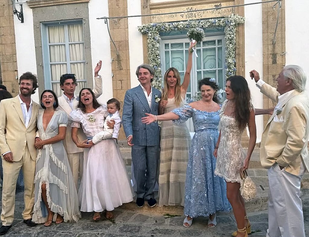 Los recién casados, con la familia del novio