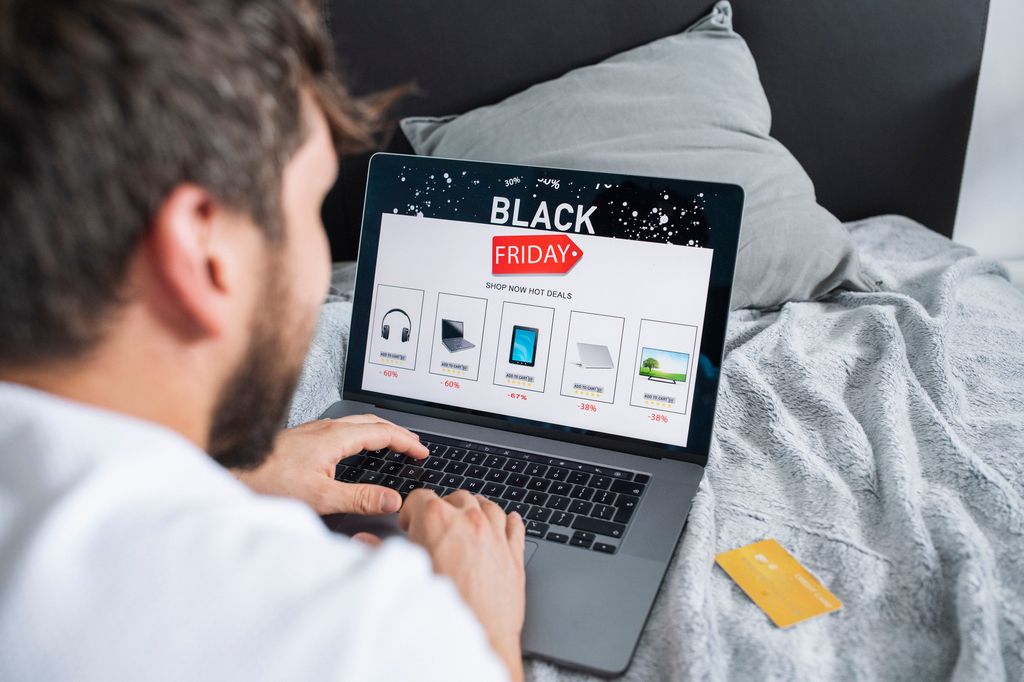 Un chico ojeando una página online de ofertas en el Black Friday 