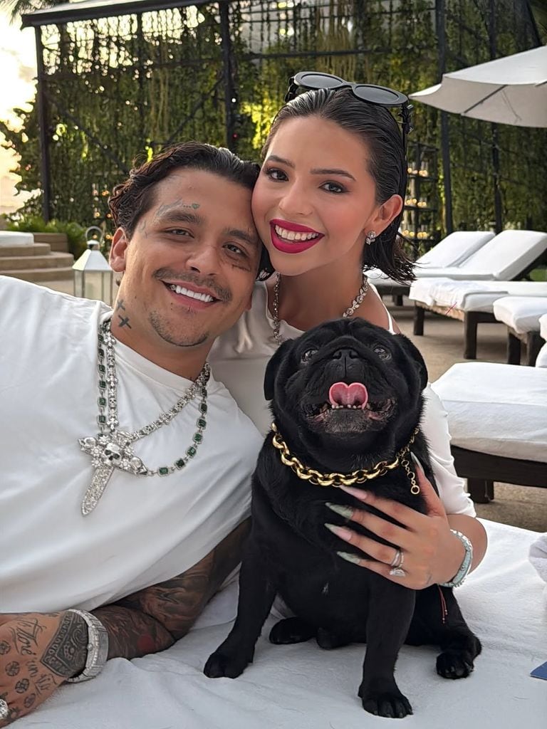 Nodal y Ángela Aguilar con Gordo, el perro consentido de la familia Aguilar.