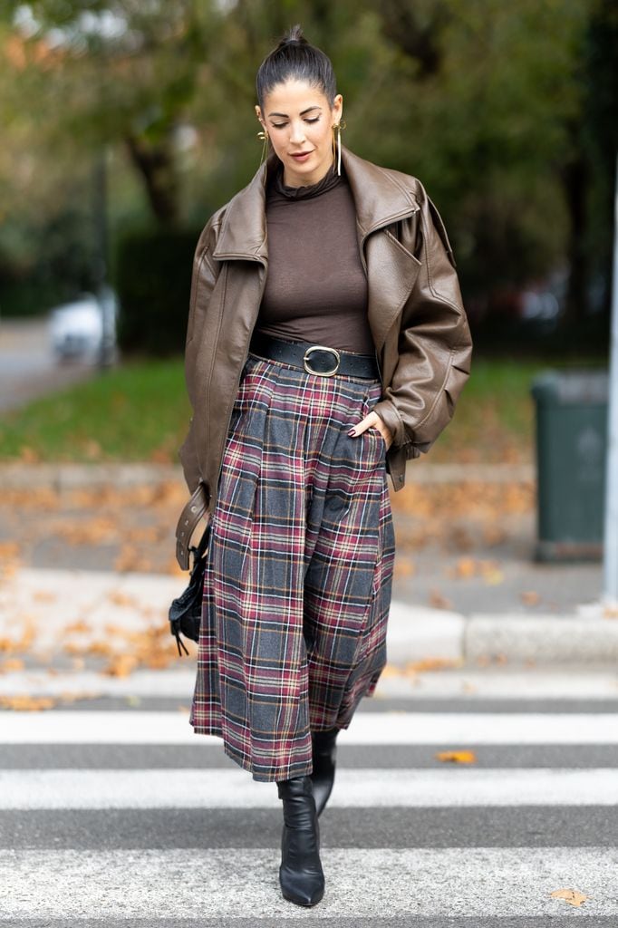 Look con falda de cuadros, jersey y bomber marrón