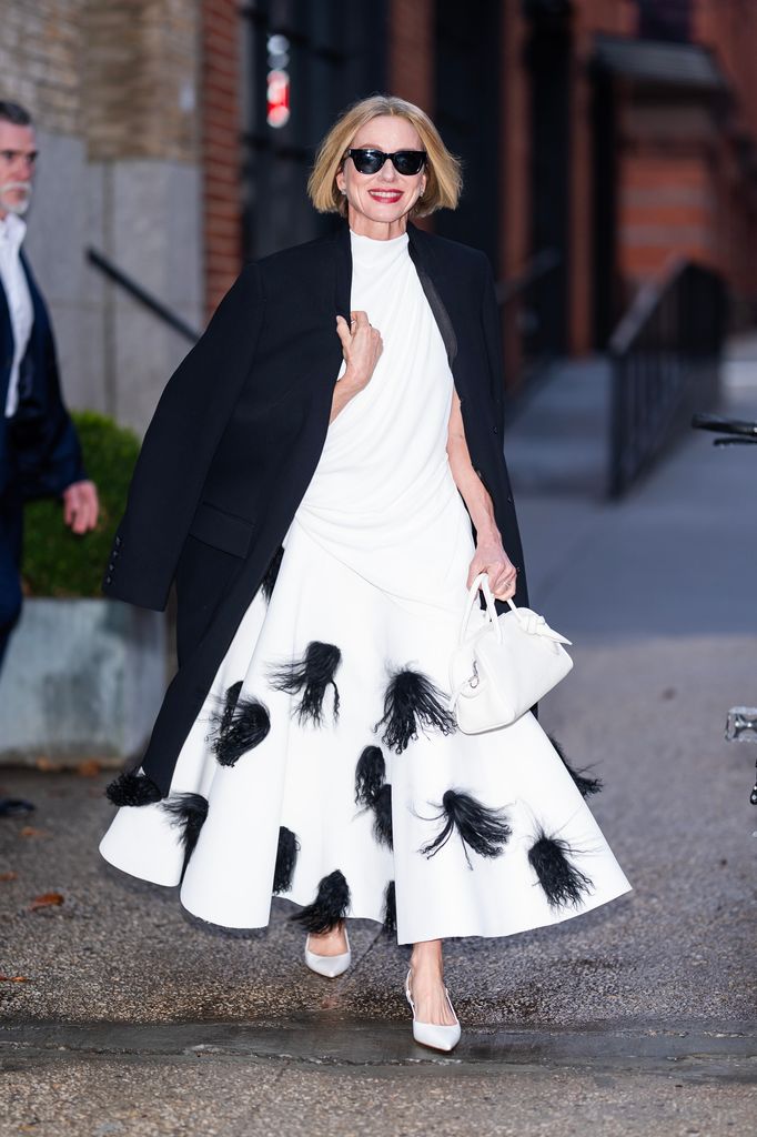 Naomi Watts eligió un vestido de Jacquemus, de la colección primavera/verano 2025.