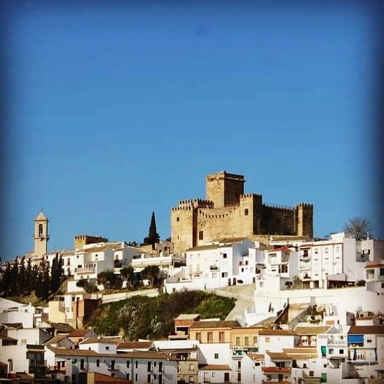 Panorámica del castillo de Espejo, construido sobre un cerro y rodeado por el río Guadajoz, en Córdoba