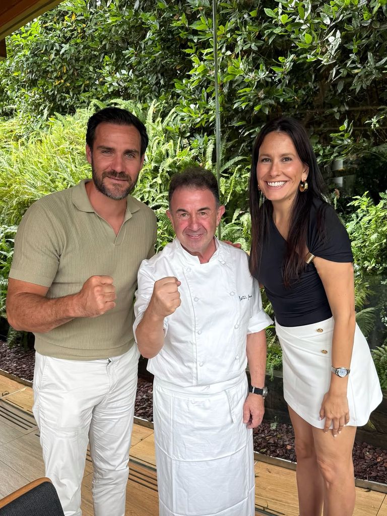 Saúl y su mujer Celia con el gran Martín Berasategui, cuya cocina probaron este pasado verano y les fascinó.