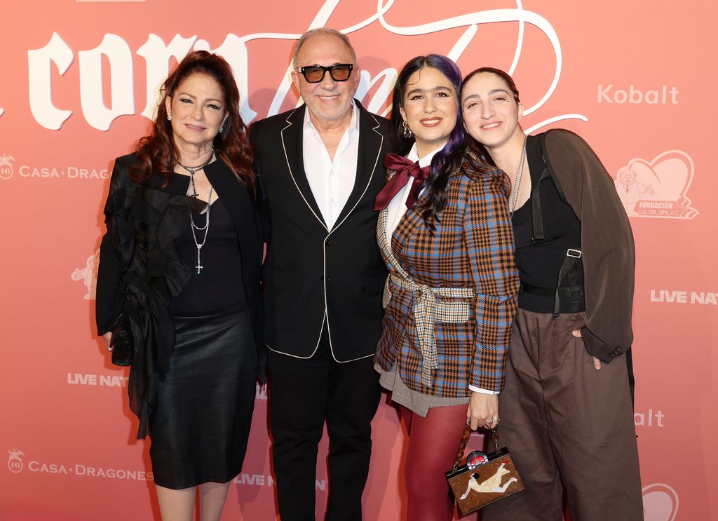 Gloria Estefan, Emilio Estefan, Gemeny Hernandez y Emily Estefan en la Con Cora Land Benefit Gala en febrero de 2025, en Miami, Florida.