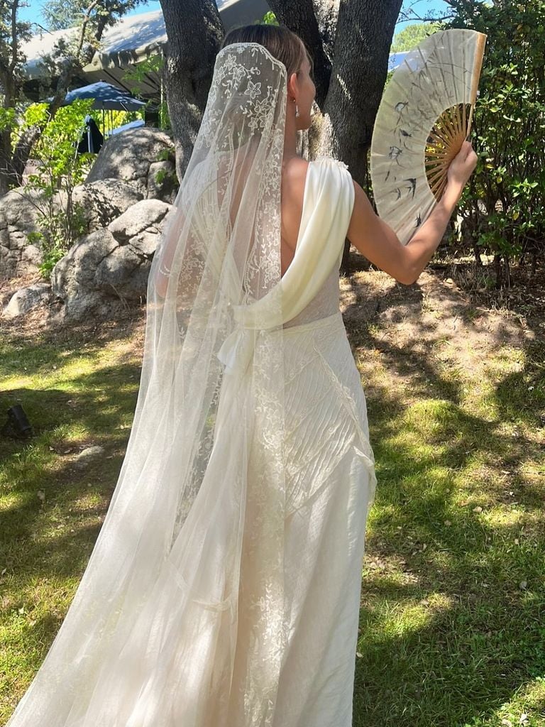 Novias con encajes y retales vintage asimetrico