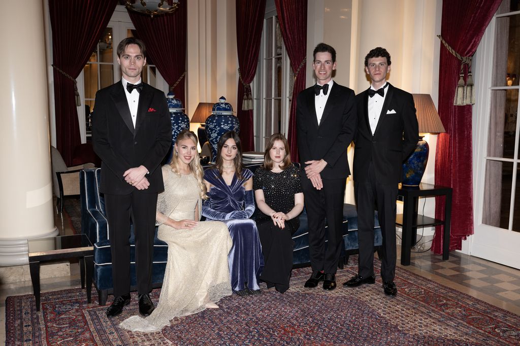 La princesa  Dorothee-Anastasjia de Arenberg, con el príncipe Paul-Louis of Nassau; la princesa Maria Carolina de Borbón- Dos Silicas con el duque de Crussol, la princesa Eulalia de Orleans-Borbón, con Pierre-Elzear Latecoere en el Baile de la Orden de Malta 