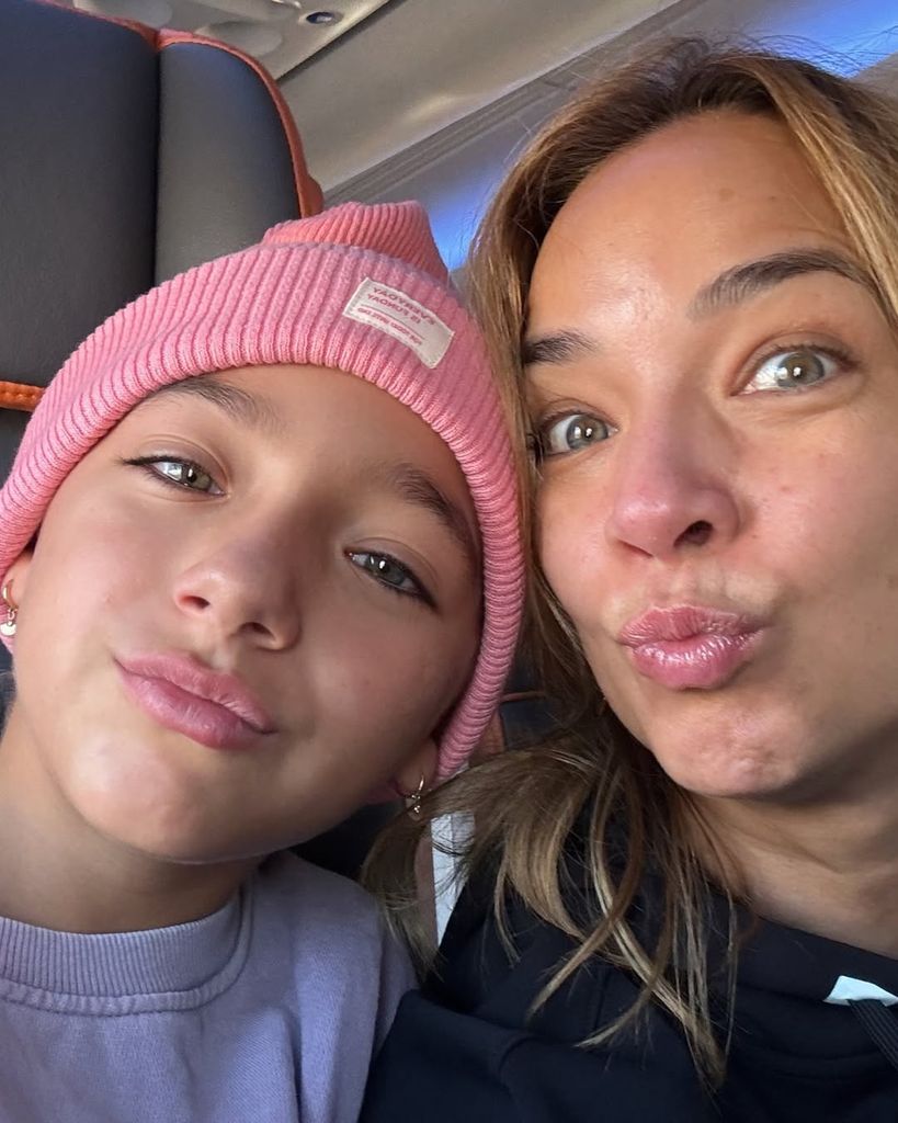 Adamari López explicó que su hija sólo es una niña que juega con los zapatos de mamá 