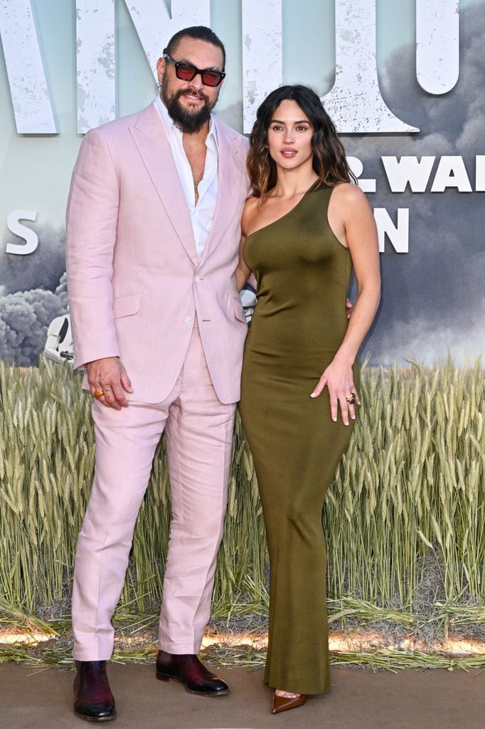 La pareja iba en colores complementarios para el evento.